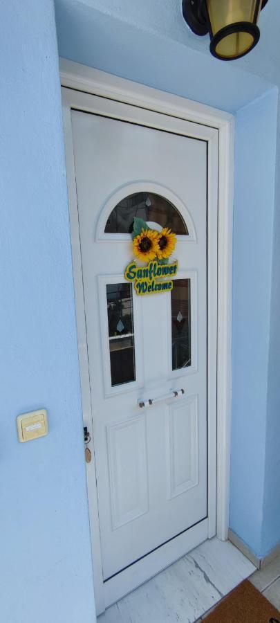 Sunflower Apartment Néa Péramos Bagian luar foto
