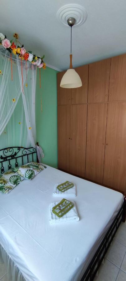Sunflower Apartment Néa Péramos Bagian luar foto
